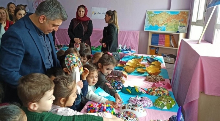 Anaokulu Öğrencilerinden Toprak Çöpü Yutar Mı Sergisi