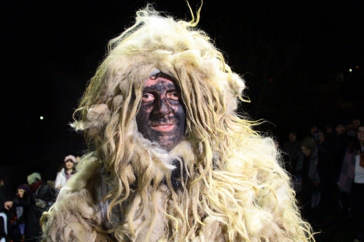 Kostümleri Giyindiler, Kalandar’ı Kutladılar