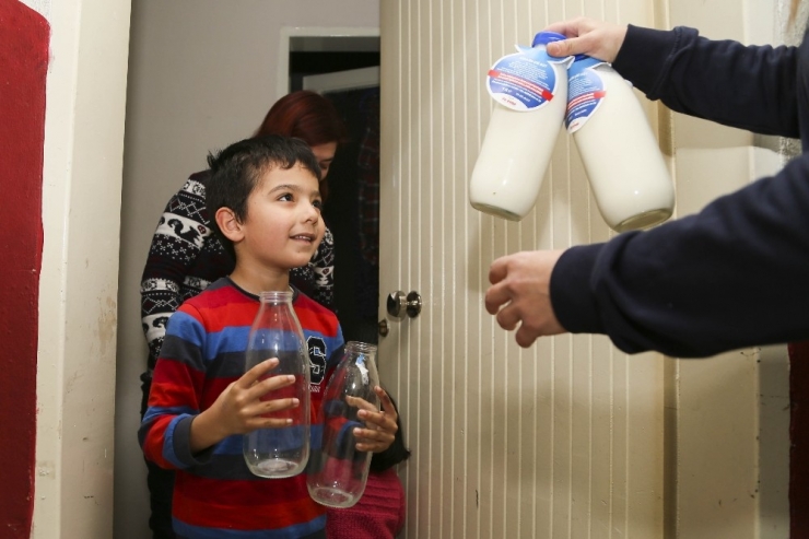 Efeler’de Süt Dağıtımı Devam Ediyor