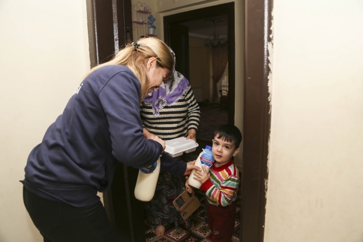 Efeler’de Süt Dağıtımı Devam Ediyor