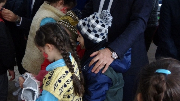 ’Kardeşim Üşümesin’ Projesi Miniklerin Yüzünü Gülümsetmeye Devam Ediyor