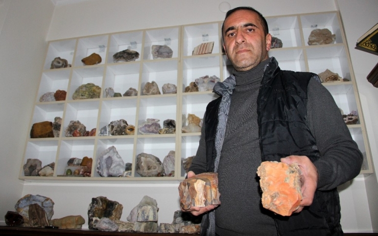 20 Yıldır Topladığı Değerli Taşlarla Evini Adeta Müzeye Çevirdi