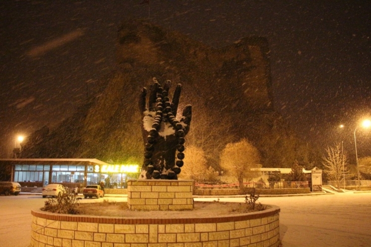 Oltu’da Kar Kalınlığı 10 Santimetreyi Aştı