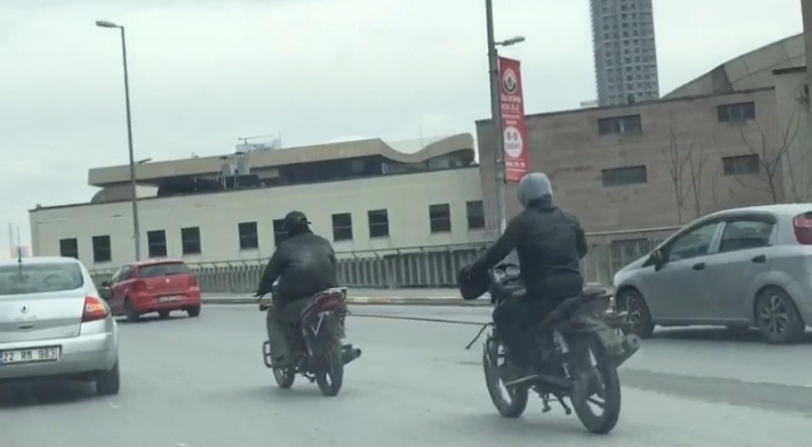 Kasksız Motosikletli, Yakıtı Biten Başka Bir Motosikleti İple Çekti