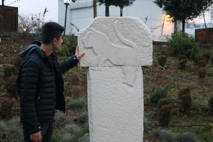 Göbekitepe’nin Tarihi Sembollerinin Maketleri Parklara Dikildi