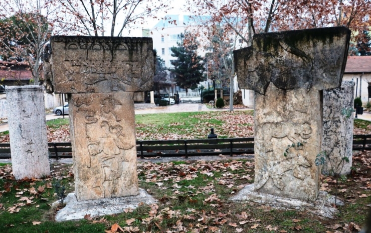 Göbekitepe’nin Tarihi Sembollerinin Maketleri Parklara Dikildi