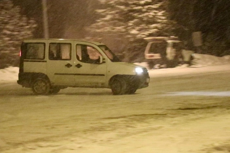 Karlı Yollar Kimilerine Çile Olurken Kimilerine Eğlence Oldu