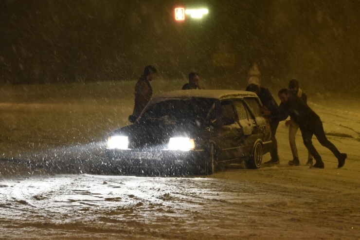 Karlı Yollar Kimilerine Çile Olurken Kimilerine Eğlence Oldu
