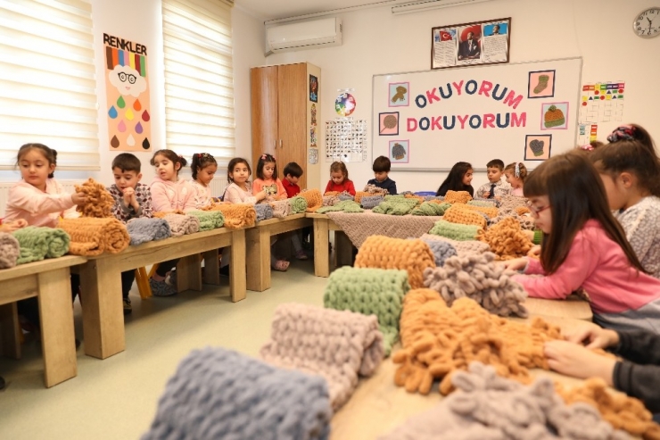 Diyarbakır’da Nöbet Tutan Annelere Atkı Gönderdiler