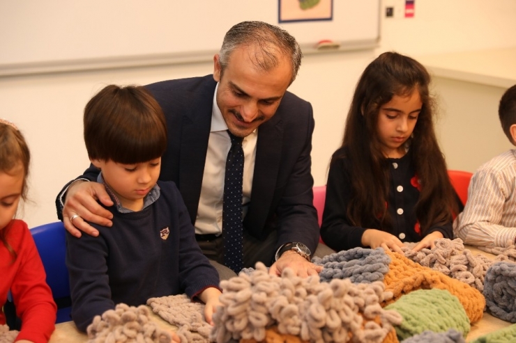 Diyarbakır’da Nöbet Tutan Annelere Atkı Gönderdiler