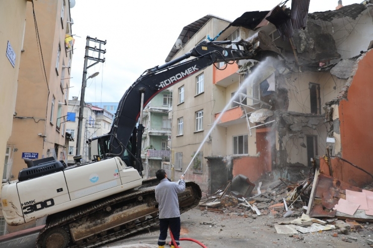 Kötü Amaçlı Kullanılan Metruk Binalar Yıkılıyor