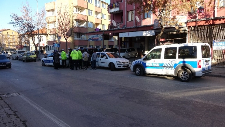 Yolun Karşısına Geçmek İsteyen Çocuklara Otomobil Çarptı: 2 Yaralı