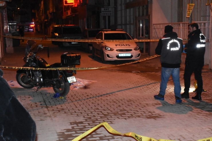 İzmir’deki Bıçaklı Kavgada 1 Kişi Öldü