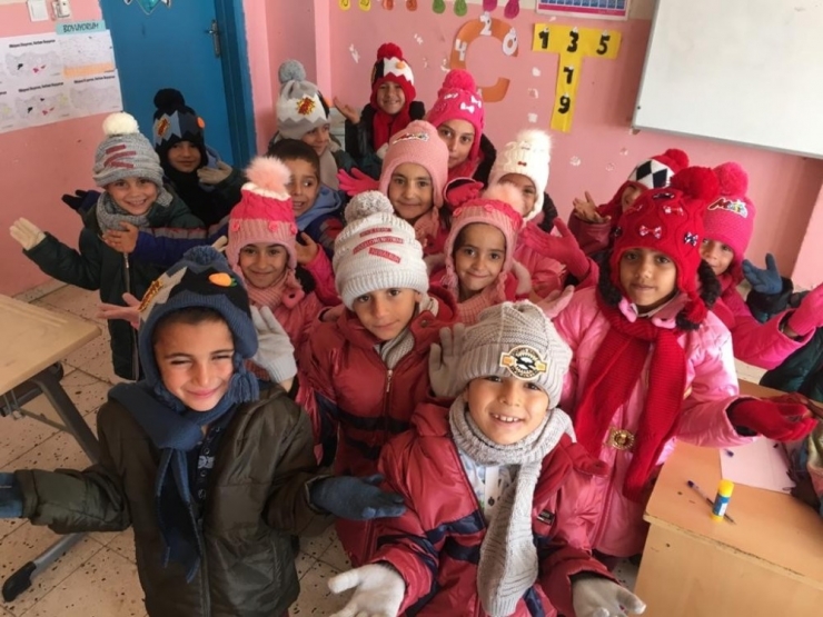 İzmirli İş Adamından Silopi’deki Köy Okulu Öğrencilerine Kışlık Giysi Yardımı
