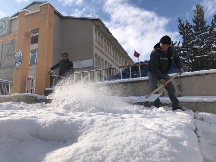 Kars’ta Belediye İşçilerinin Kar Mesaisi Başladı