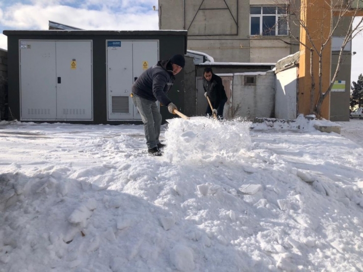 Kars’ta Belediye İşçilerinin Kar Mesaisi Başladı