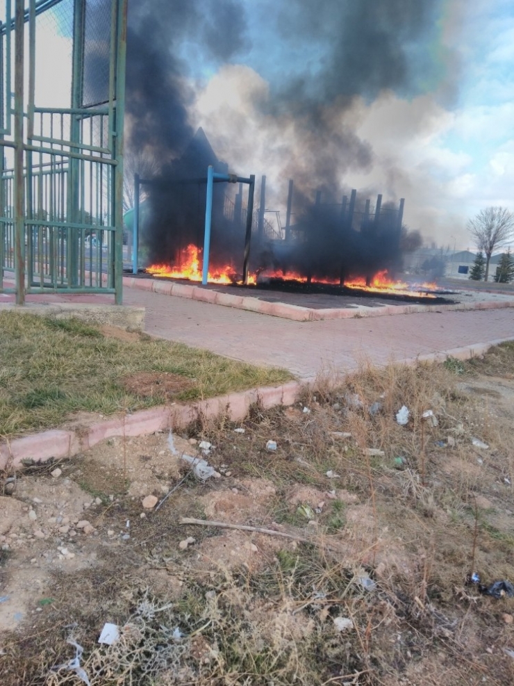 Kayseri’de Çocuk Parkını Benzinle Kundakladılar