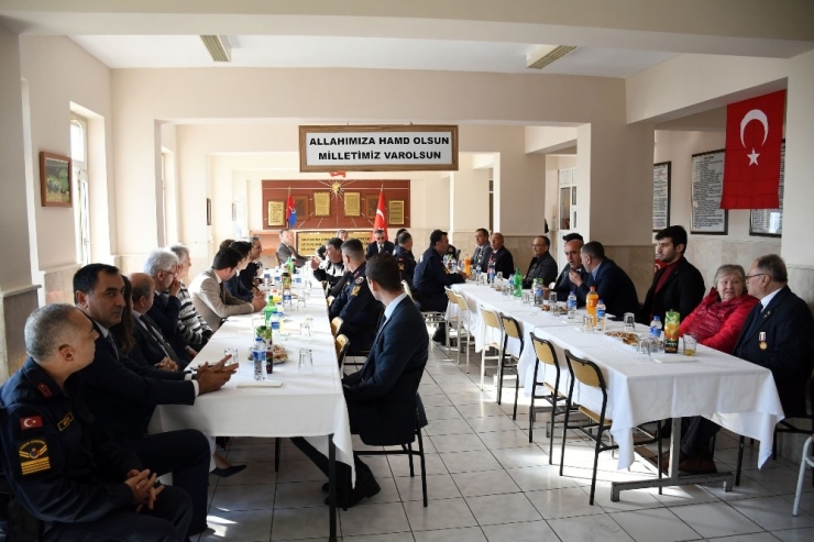 Kıbrıs Barış Harekatı’na Katılan Gazilere Milli Mücadele Madalyası Ve Beratı Verildi