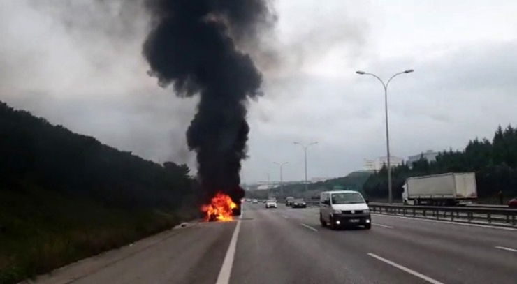 Tem’de Seyir Halindeki Otomobil, Alev Alev Yandı
