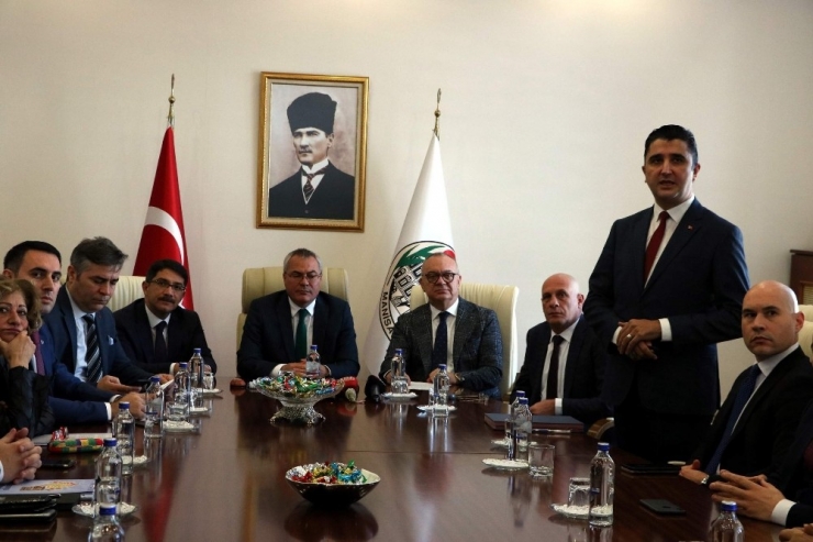 Mesir Macunu İlk Olarak Gazetecilere Saçıldı