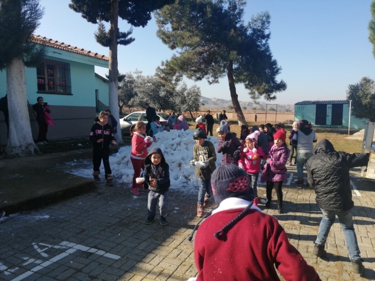 Muhtar Kar Yağmayan Mahalleye, Kiralık Araçla Kar Getirdi