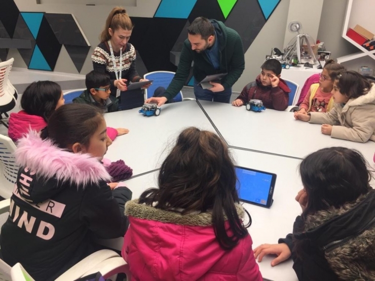 Çocuk Meclisi Üyeleri Robotik Kodlamayı Deneyimledi