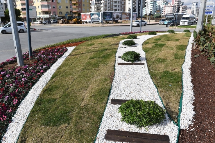 Mersin Büyükşehir Belediyesi, Çiçek Dikimine Devam Ediyor