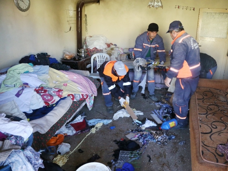 Mersin’de Bir Evden 10 Ton Çöp Çıktı