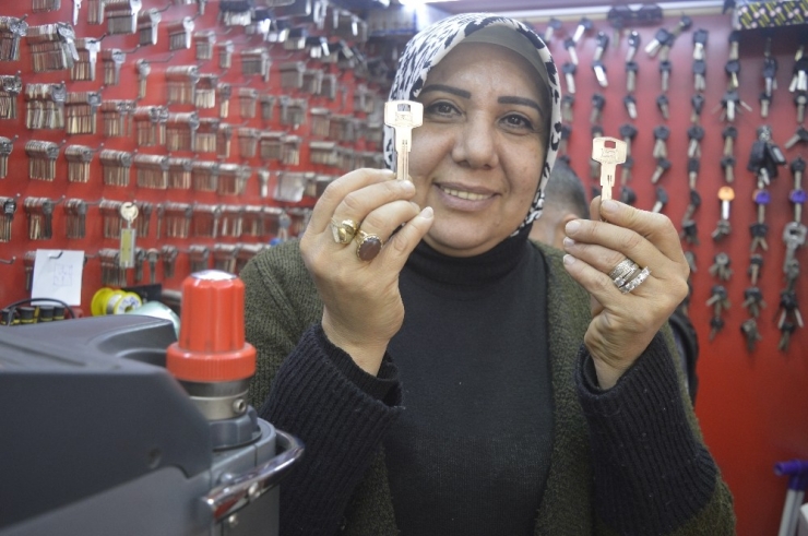 Türkiye’nin İlk Ruhsatlı Kadın Çilingiri 30 Yıldır Müşterilerini Şaşırtıyor