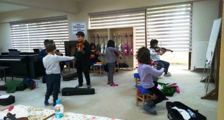 Çocuklar Müzik Okulunda Mutlu