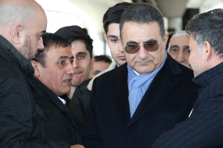 Şarkıcı İzzet Yıldızhan’ın Annesi Toprağa Verildi