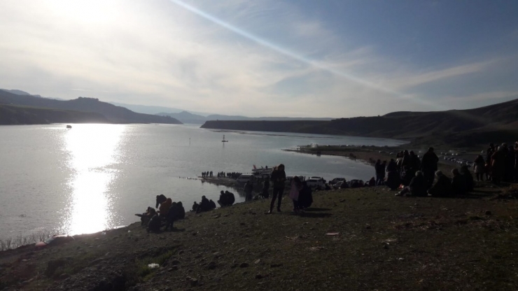 Köprü Su Altında Kaldı, Vatandaşlar Bölgeye Akın Etti