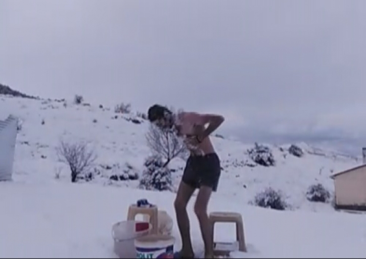 Eksi 10 Derecede Buzlu Suda Banyo Yaptı