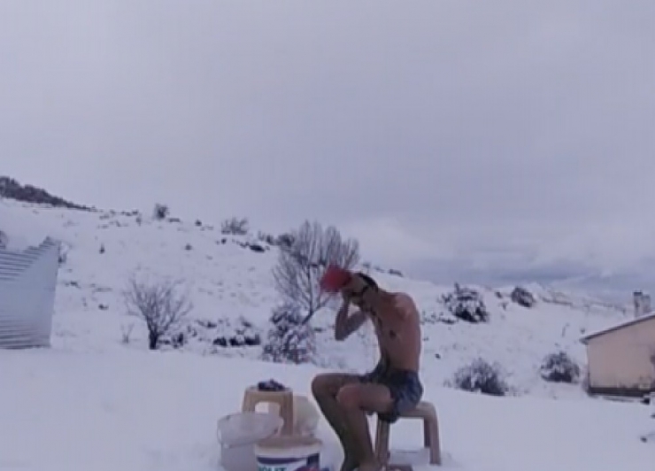 Eksi 10 Derecede Buzlu Suda Banyo Yaptı