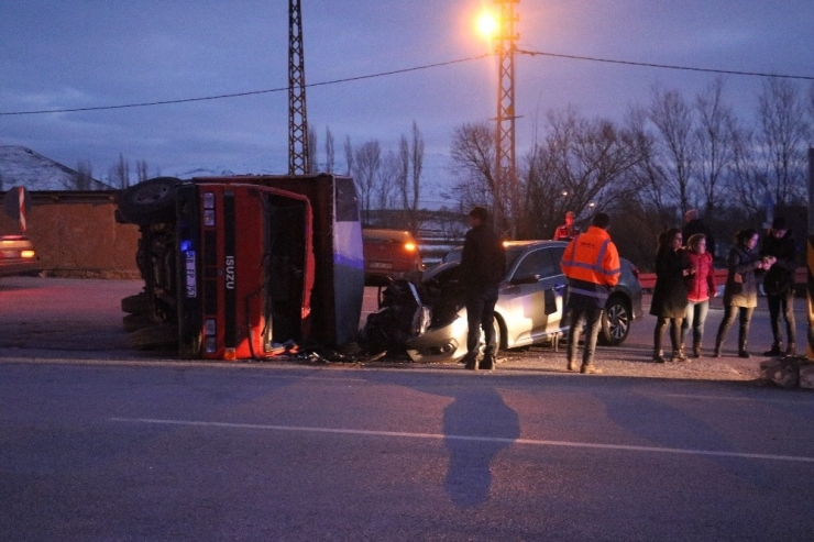 Sivas’ta Kamyon Otomobille Çarpıştı: 6 Yaralı