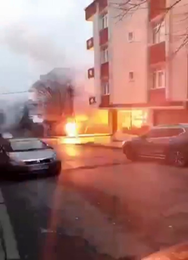 Sultangazi’de Elektrik Kabloları Havai Fişek Gibi Patladı