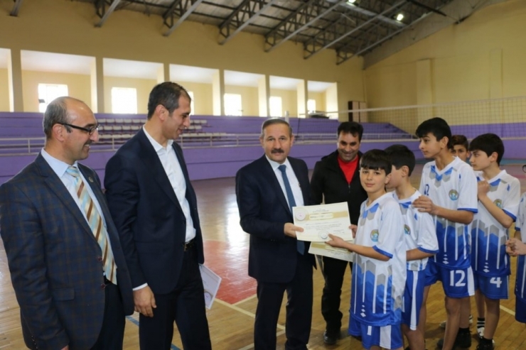 Voleybolcular Ödüllendirildi