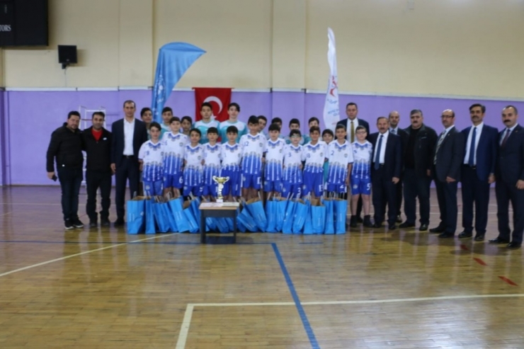 Voleybolcular Ödüllendirildi