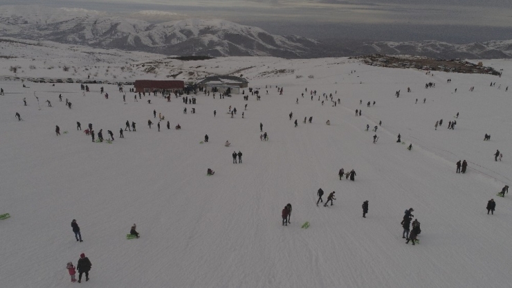 Kar Özlemi Kayak Merkezini Tatilcilerle Doldurdu
