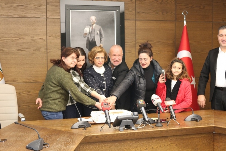 Uşak Osb Başkanı Basın Mensuplarıyla Pasta Kesti