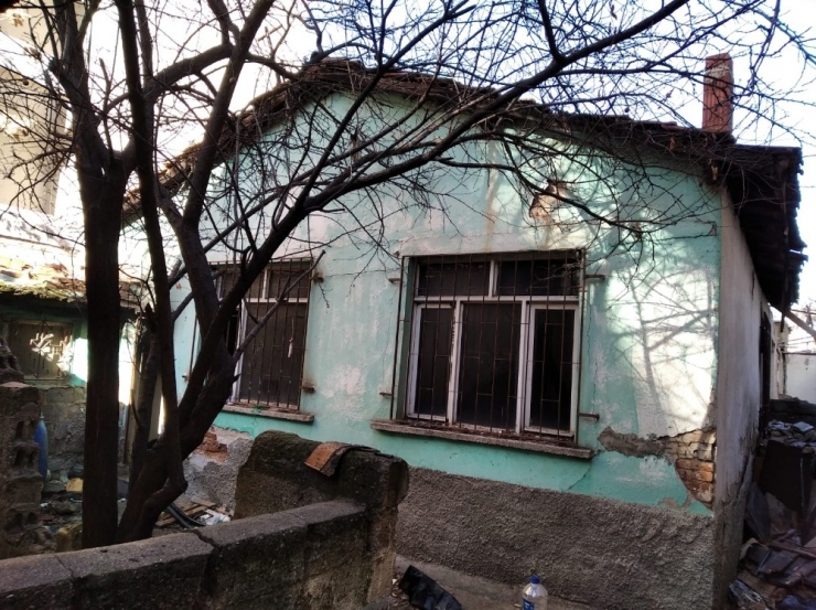 Uşak’ta Kullanılmayan Evde Yangın Çıktı