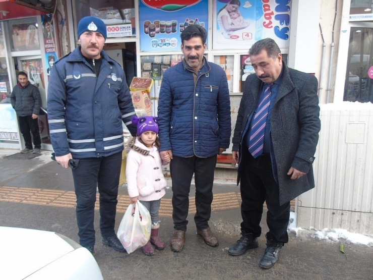 Kayıp Kız Çocuğunu Zabıta Ekibi Buldu