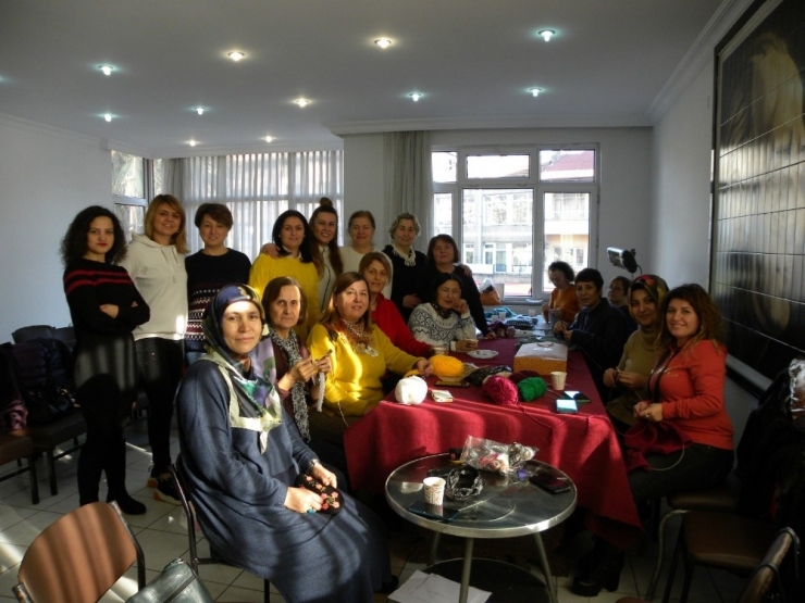 Kadınlar Çocuklar İçin Örgü Ördü