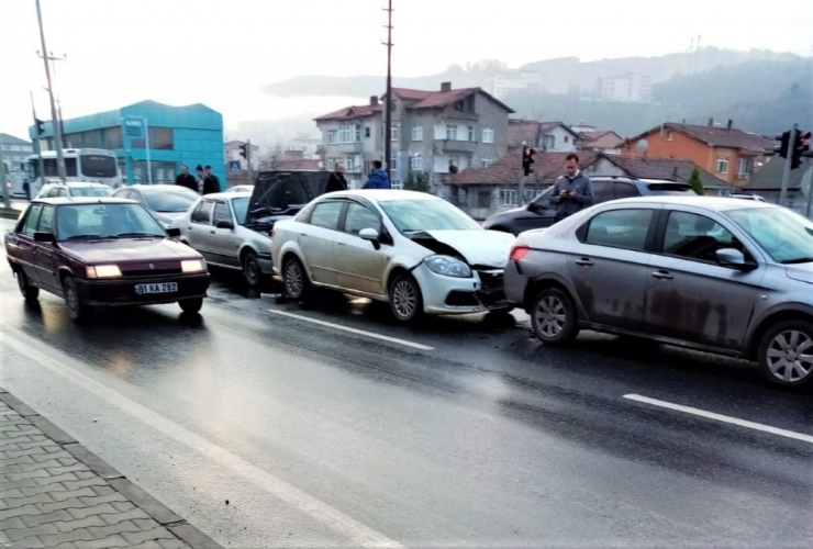 Kdz. Ereğli’de Zincirleme Kaza: 7 Araç Birbirine Girdi