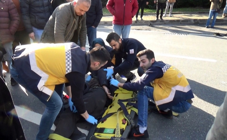 Otomobil Yayalara Çarptı, Mahalleli Tepki Gösterdi