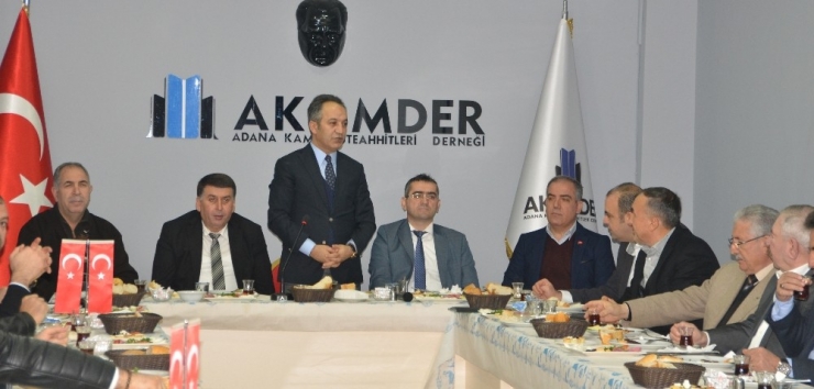 Akamder’de "Müteahhitlik Yasası" Konuşuldu