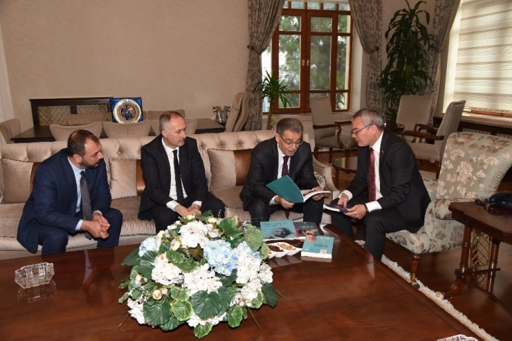 Eski Bakan Güçlü Manisa’da