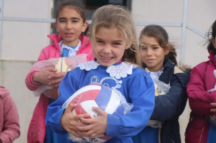 Öğrencilere Spor Malzemesi Yardımı Sürüyor
