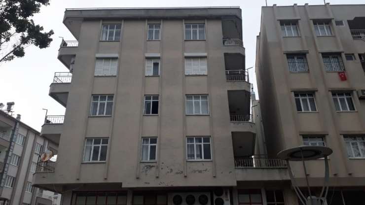 Gün Isısına Bakmak İçin Çıktığı Çatıdan Balkona Düştü