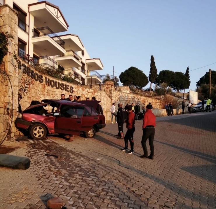 Freni Boşalan Otomobil Duvara Çarptı: 1 Ölü, 1 Yaralı